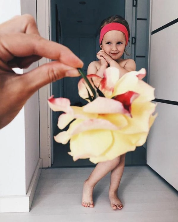 Cô bé 3 tuổi bỗng nổi khắp thế giới nhờ những chiếc váy có sẵn trong vườn trong bếp