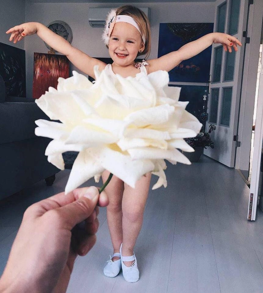 Cô bé 3 tuổi bỗng nổi khắp thế giới nhờ những chiếc váy có sẵn trong vườn trong bếp