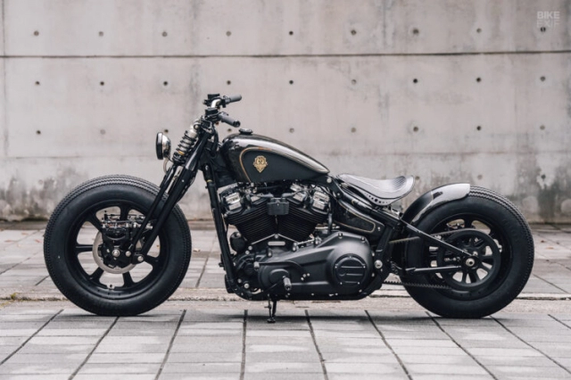 Một chiếc harley fat bob độ theo phong cách đặc trưng của rough crafts