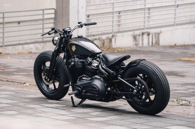 Một chiếc harley fat bob độ theo phong cách đặc trưng của rough crafts