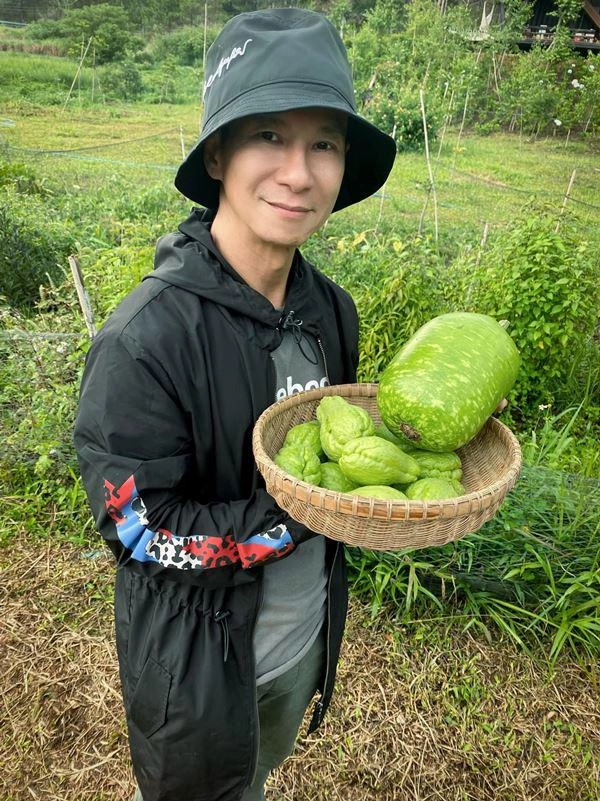 Những ông bố vừa chăm chỉ lại thương vợ con ở biệt thự vẫn tự trồng rau cho gia đình