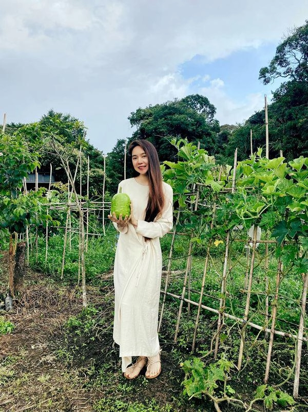 Những ông bố vừa chăm chỉ lại thương vợ con ở biệt thự vẫn tự trồng rau cho gia đình