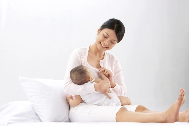 Những việc mẹ cần làm khi trẻ sơ sinh bị viêm họng