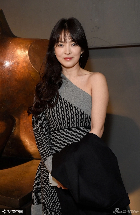 Song hye kyo khiến fan phát sốt vì hiếm hoi mặc hở