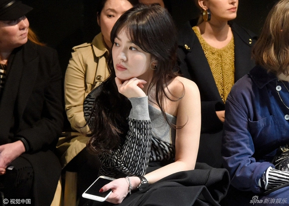Song hye kyo khiến fan phát sốt vì hiếm hoi mặc hở