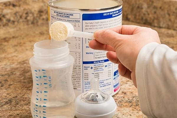 Tăng lượng bột dùng nước khoáng pha sữa tưởng giúp bé tăng cân hóa ra là sai lầm