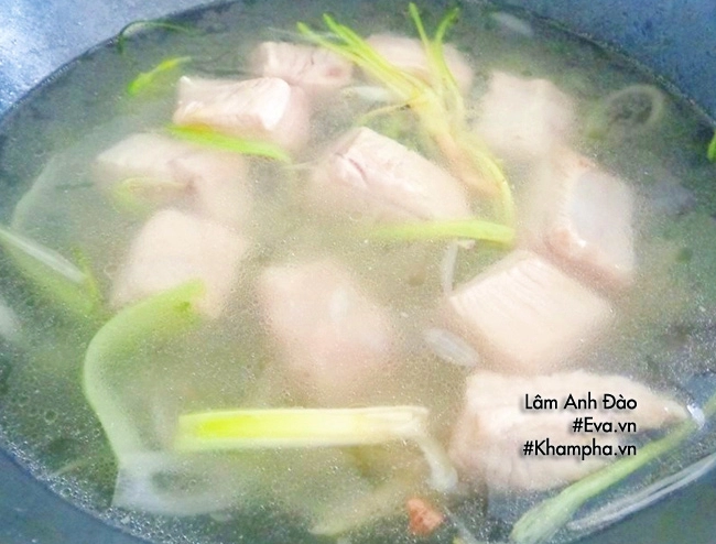 Vào bếp trổ tài nấu canh sườn chua ngọt đậm đà đưa cơm