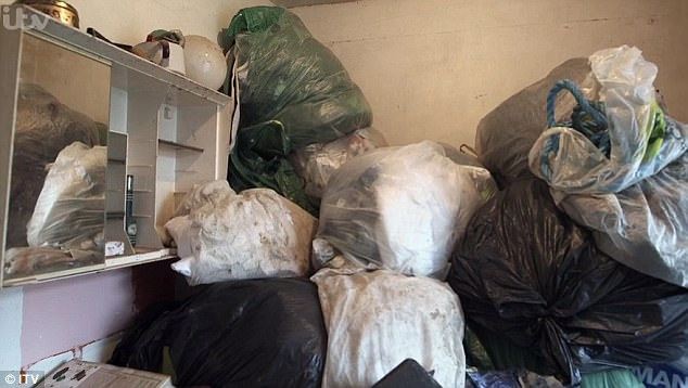 33 năm sống trong 7 tấn rác ông lão kinh ngạc vì nhà được dọn sạch
