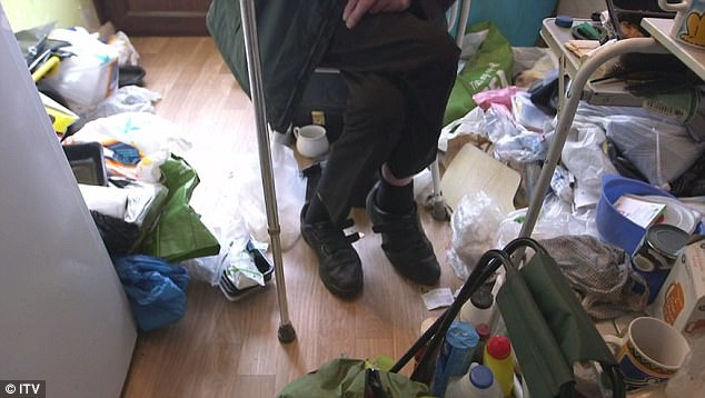 33 năm sống trong 7 tấn rác ông lão kinh ngạc vì nhà được dọn sạch