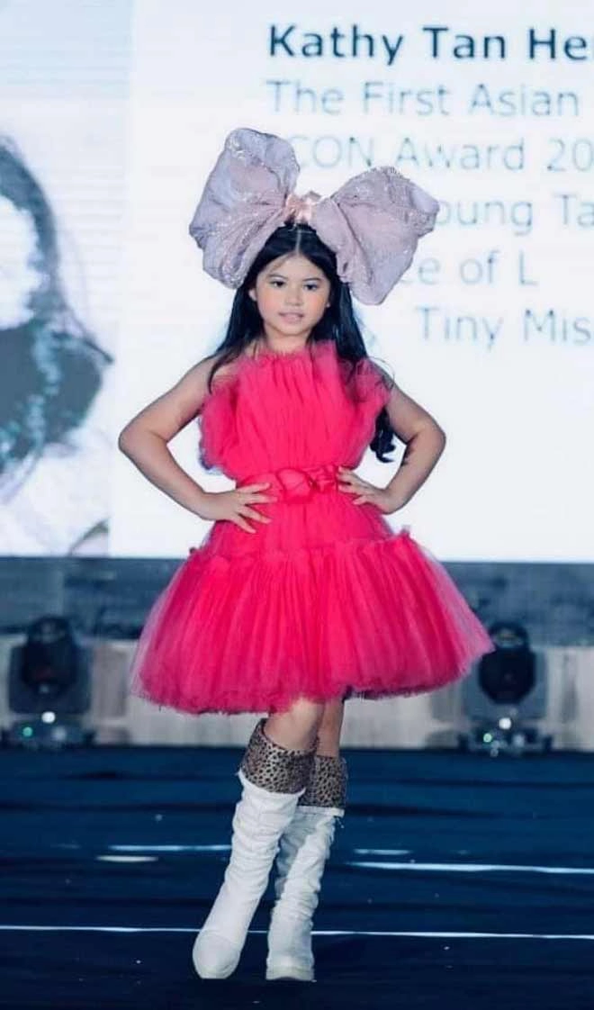 Bé gái việt đăng quang á hậu siêu nhí thế giới 2 cái tết mắc kẹt ở malaysia vì dịch