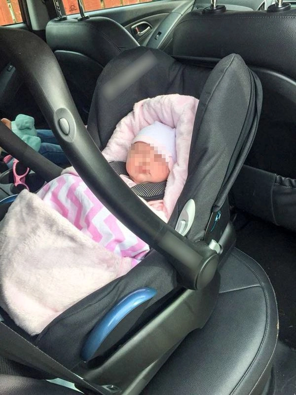 Bé sơ sinh 3 tuần tuổi sùi bọt mép do ngồi trong xe ô tô suốt 2 tiếng đồng hồ