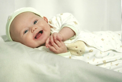 Bé sơ sinh biết cười lần đầu tiên vào lúc nào