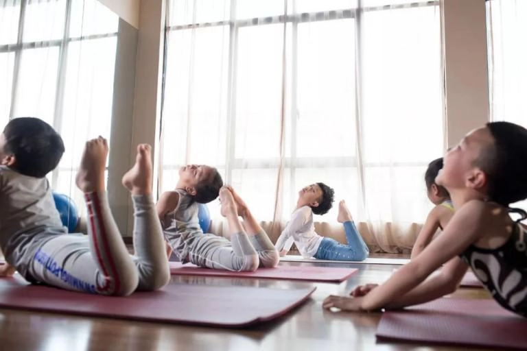 Bé trai 7 tuổi gây sốt khi kiếm được 350 triệu đồng nhờ dạy yoga