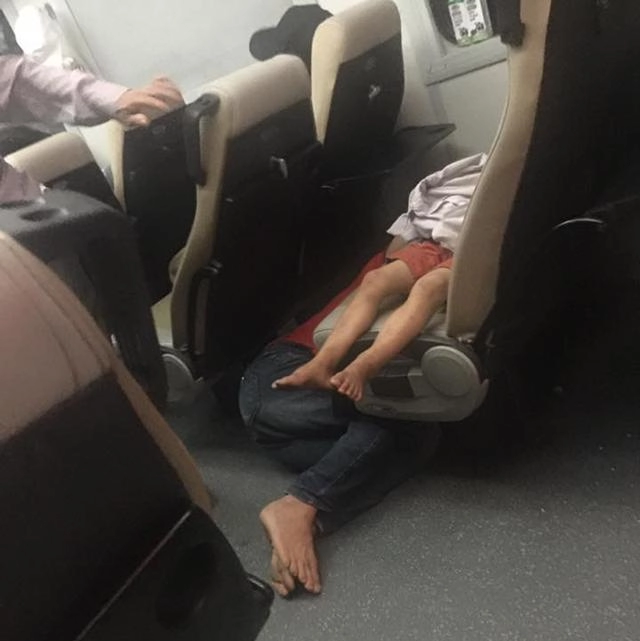 Bố co ro nằm sàn nhường cả hai ghế cho con ngủ khiến dân mạng xúc động