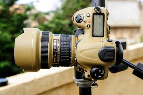Bộ máy ảnh ống kính nikon sơn màu vàng quân đội ấn tượng