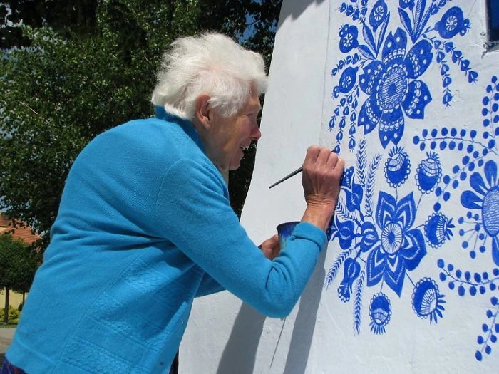 Cảm phục cụ bà 90 tuổi lưng còng mắt kém vẫn mải mê tự vẽ trang trí tường nhà