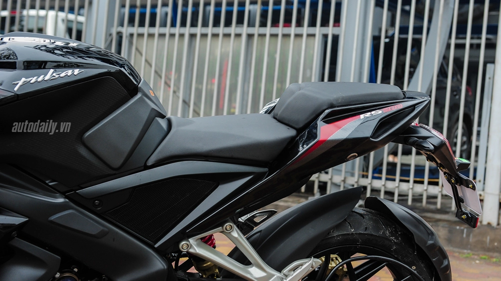 Cận cảnh bajaj pulsar rs200 demon black đầu tiên tại việt nam giá chỉ 90 triệu đồng