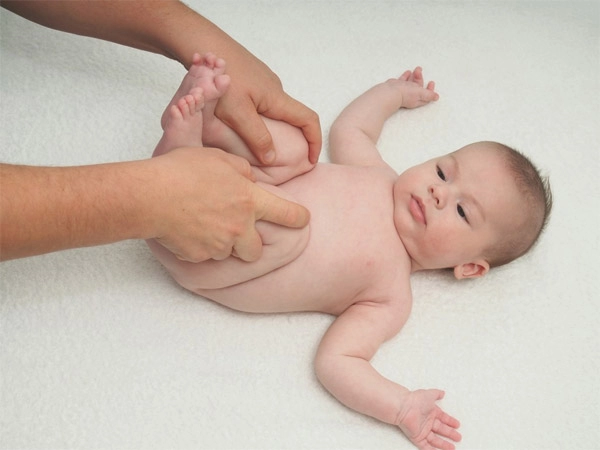 Đặt bé nằm sấp khép hai chân và tìm dấu hiệu dị tật trật khớp háng nguy hiểm