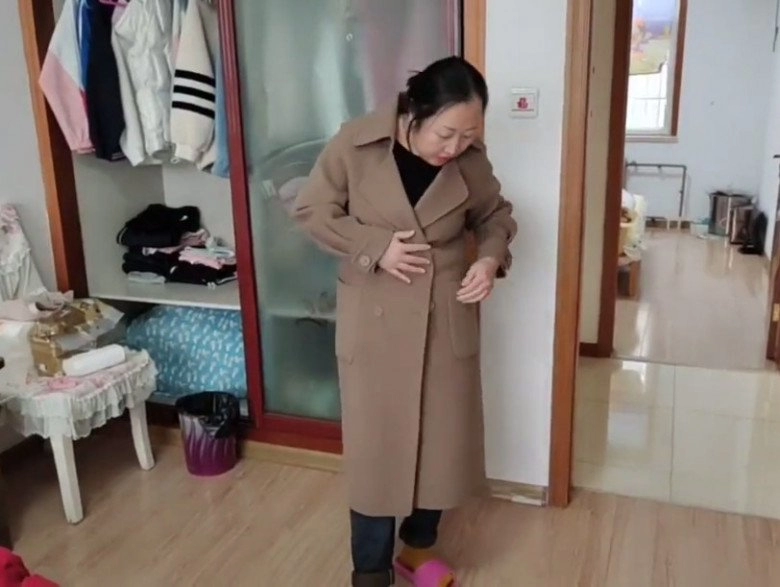 Đi họp cho con bà mẹ thử 4 bộ quần áo ăn mặc thế nào mà như người nước ngoài giữa 400 phụ huynh