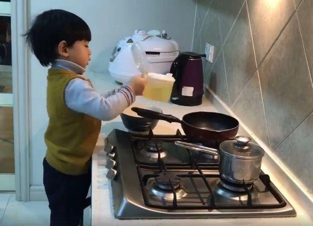 Gặp mẹ bé trai 3 tuổi biết tự vào bếp rán bánh để nghe kinh nghiệm dạy con tự lập