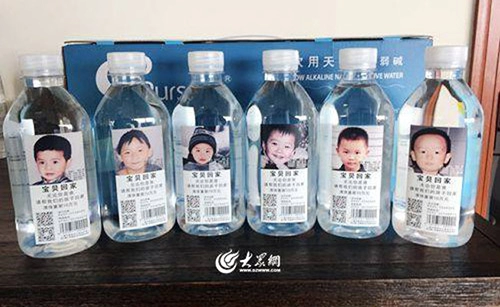Hình ảnh hàng nghìn em bé mất tích được in lên chai nước và lý do gây kinh ngạc