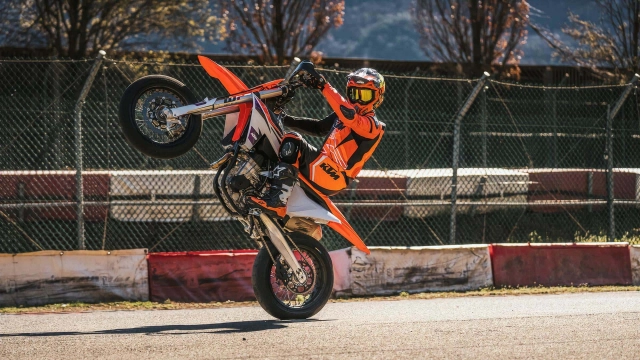 Ktm 450 smr supermoto 2024 sẵn sàng ra mắt với đồ họa mới lấy cảm hứng từ thập niên 90