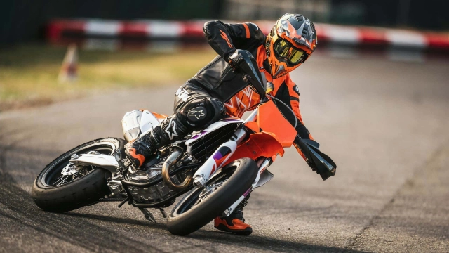 Ktm 450 smr supermoto 2024 sẵn sàng ra mắt với đồ họa mới lấy cảm hứng từ thập niên 90