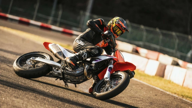 Ktm 450 smr supermoto 2024 sẵn sàng ra mắt với đồ họa mới lấy cảm hứng từ thập niên 90