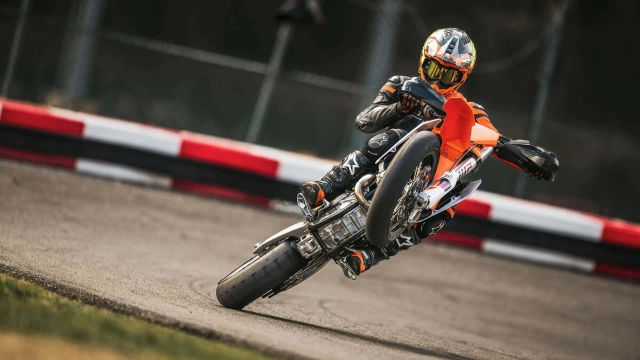 Ktm 450 smr supermoto 2024 sẵn sàng ra mắt với đồ họa mới lấy cảm hứng từ thập niên 90