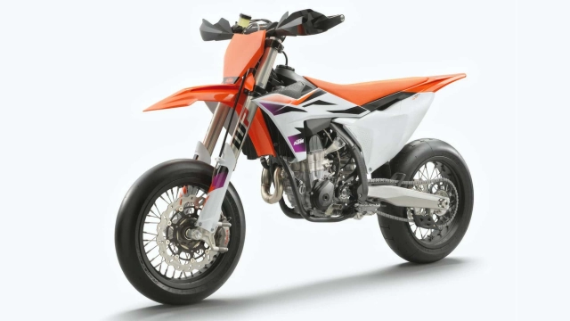 Ktm 450 smr supermoto 2024 sẵn sàng ra mắt với đồ họa mới lấy cảm hứng từ thập niên 90