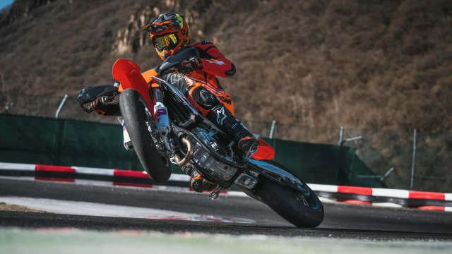 Ktm 450 smr supermoto 2024 sẵn sàng ra mắt với đồ họa mới lấy cảm hứng từ thập niên 90