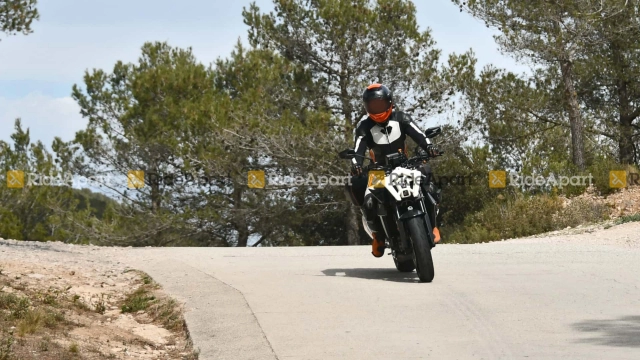 Lộ diện nguyên mẫu ktm 990 duke 2024 lướt trên con đường núi đầy nắng