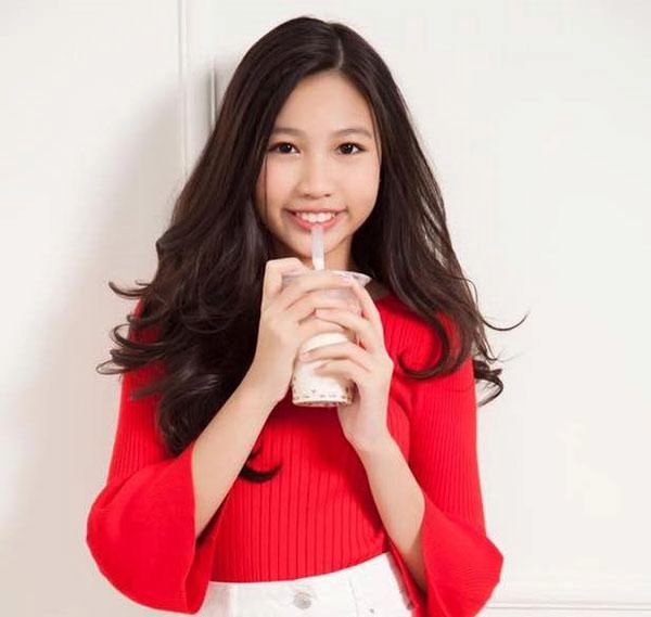 Mẹ bé gái hoa hậu hoàn vũ nhí tiết lộ con uống sữa thay cơm để 13 tuổi cao 1m72