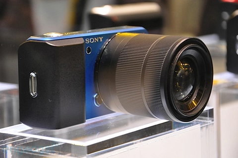 Ngắm camera ống kính rời siêu nhỏ sony