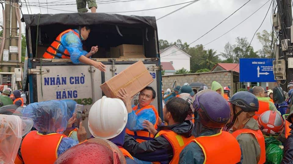 Ngoài thuỷ tiên 5 sao việt nữa cũng đang bỏ con nheo nhóc ở nhà ra miền trung cứu hộ