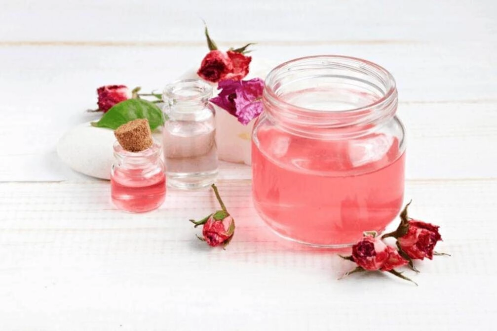 Se khít lỗ chân lông dưỡng da cấp ẩm nhờ cách làm nước hoa hồng siêu đơn giản tại nhà
