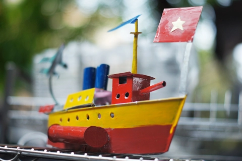 Tàu thủy sắt đồ chơi nhiều hoài niệm của hà thành