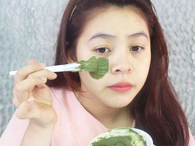 Tự tin phơi mặt dưới ánh mặt trời hhen niê để lộ mụn và da sần sùi dù makeup kĩ