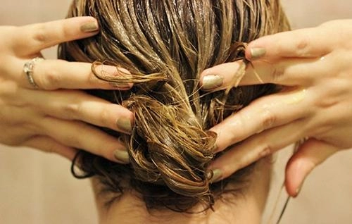 Ủ tóc bằng dầu ô liu chị em không cần tốn tiền ra tiệm mà vẫn có tóc suông mượt