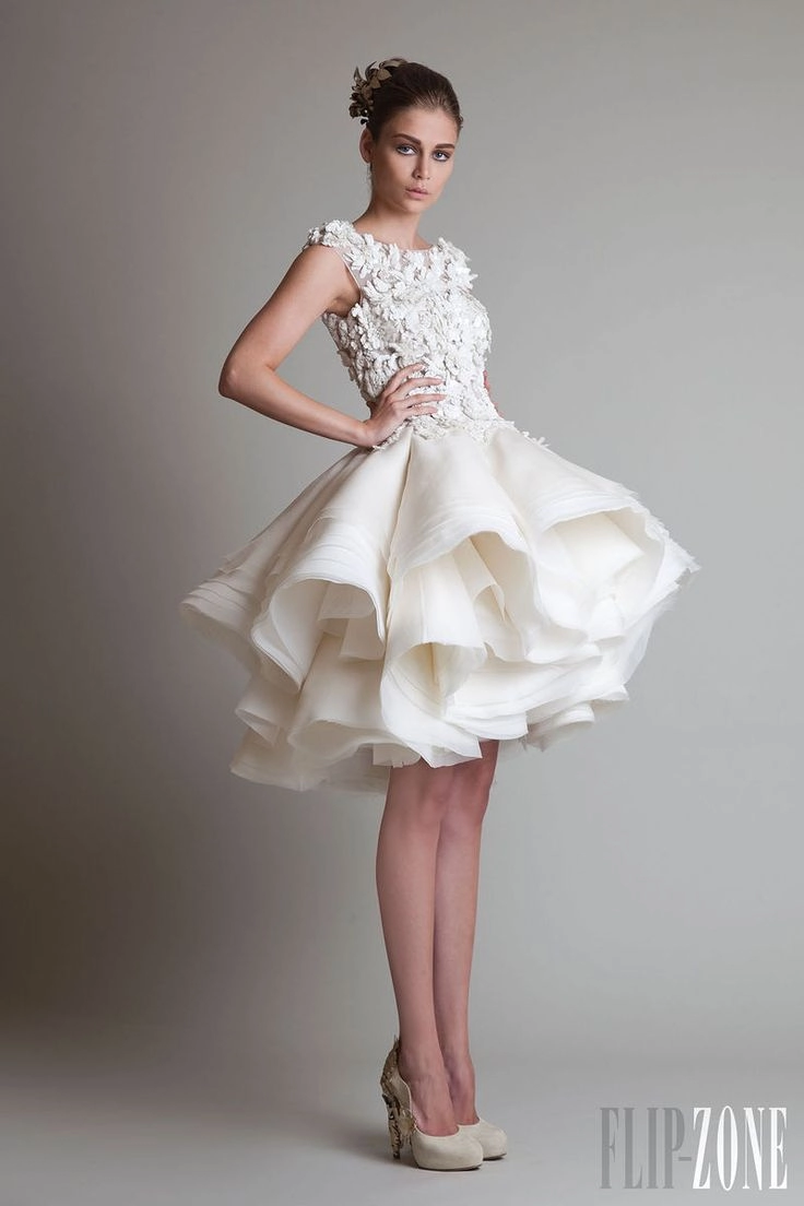 Váy cưới ngắn được yêu thích đặc biệt vì chẳng nặng cũng không bẩn vì mưa