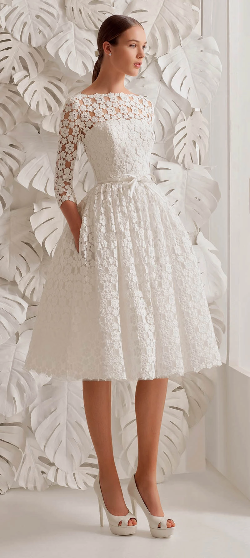 Váy cưới ngắn được yêu thích đặc biệt vì chẳng nặng cũng không bẩn vì mưa