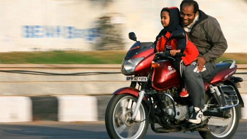 ảnh độc thử thách tính mạng trẻ em trên chiếc xe máy tại nước ngoài