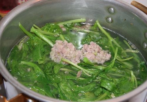 Canh cải xanh nấu thịt bằm