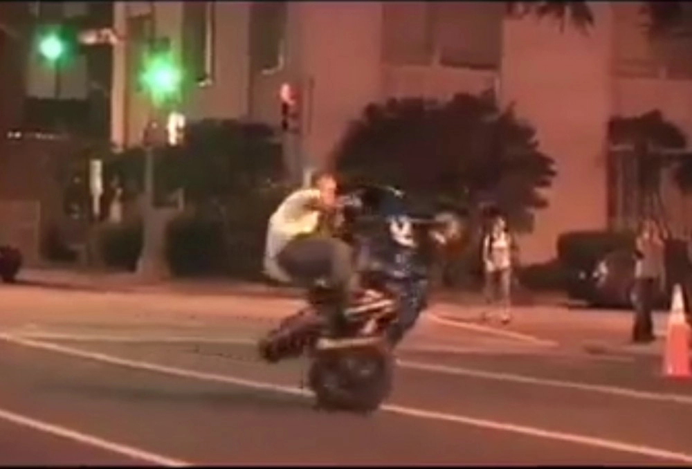 clip biểu diễn mô tô đường phố như xiếc