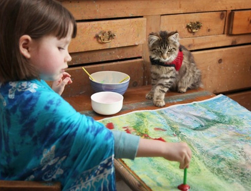 Cô bé tự kỷ trở thành họa sĩ một phần nhờ bạn mèo