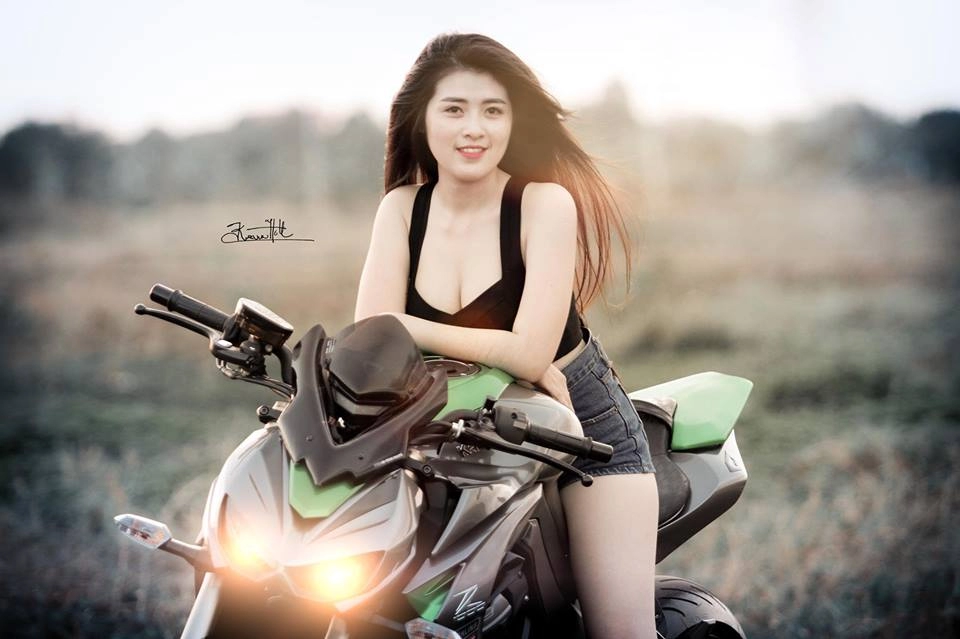 Cô nàng sexy đầy gợi cảm bên kawasaki z1000