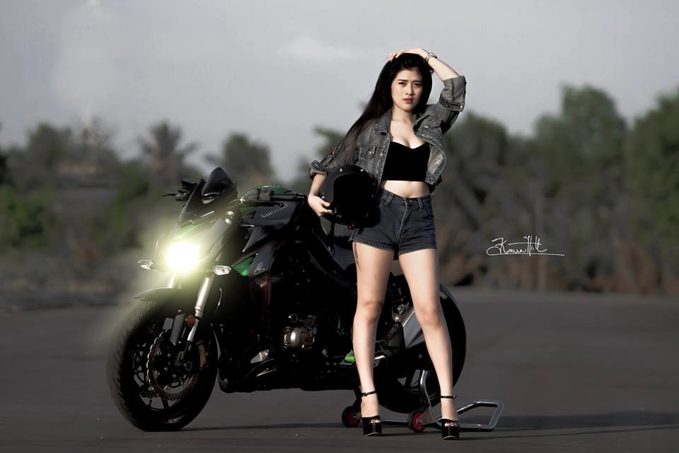 Cô nàng sexy đầy gợi cảm bên kawasaki z1000