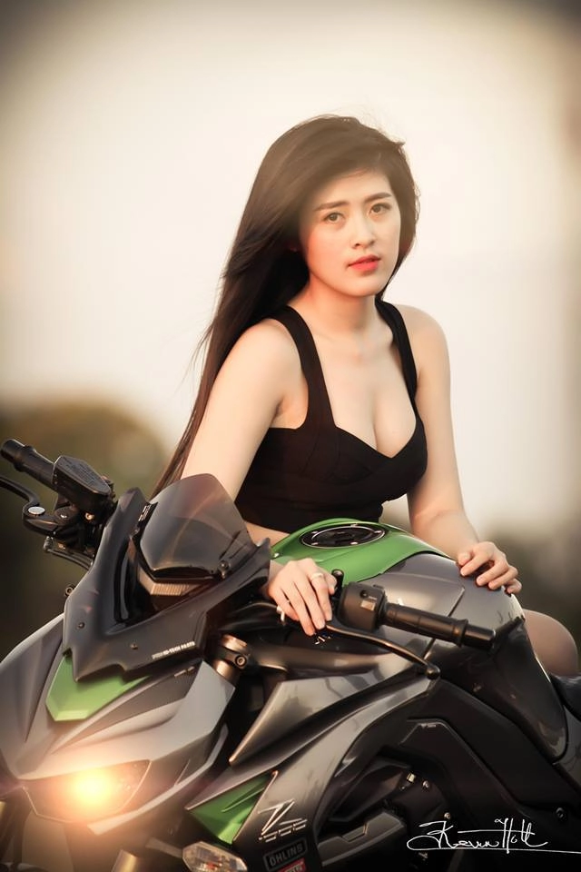 Cô nàng sexy đầy gợi cảm bên kawasaki z1000