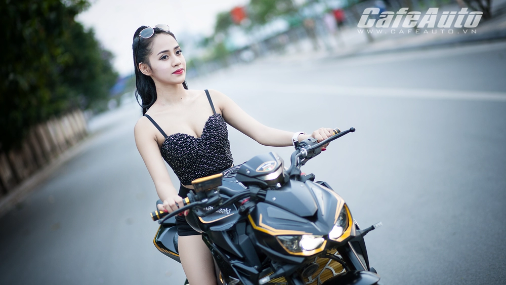 Người đẹp gợi cảm đầy quyến rũ bên kawasaki z1000