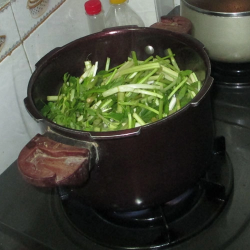Trời lạnh ăn canh rau cần nấu khoai tây
